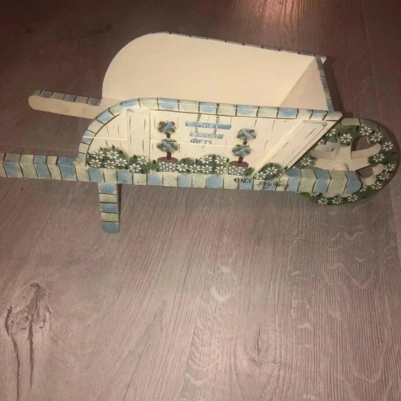 Figurine of a wheelbarrow with great decor - Picture 5 of 6